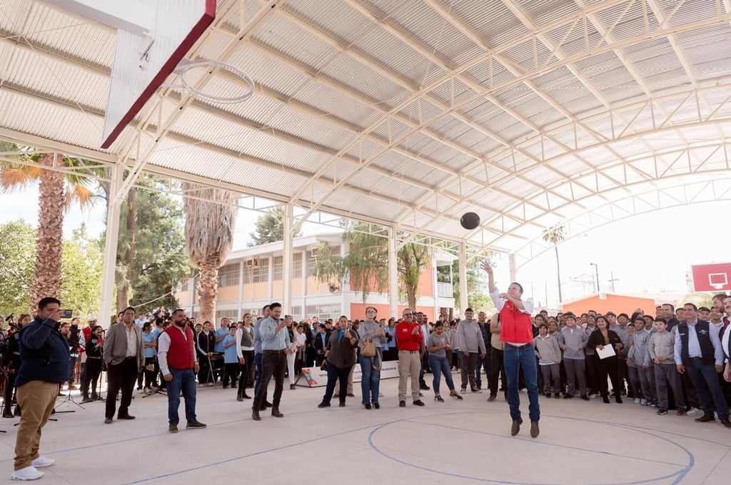 Encuentro. El Gobernador convivió con jóvenes, maestros y padres de familia de esta secundaria, donde encestó una canasta como primer tiro en la cancha de basquetbol.