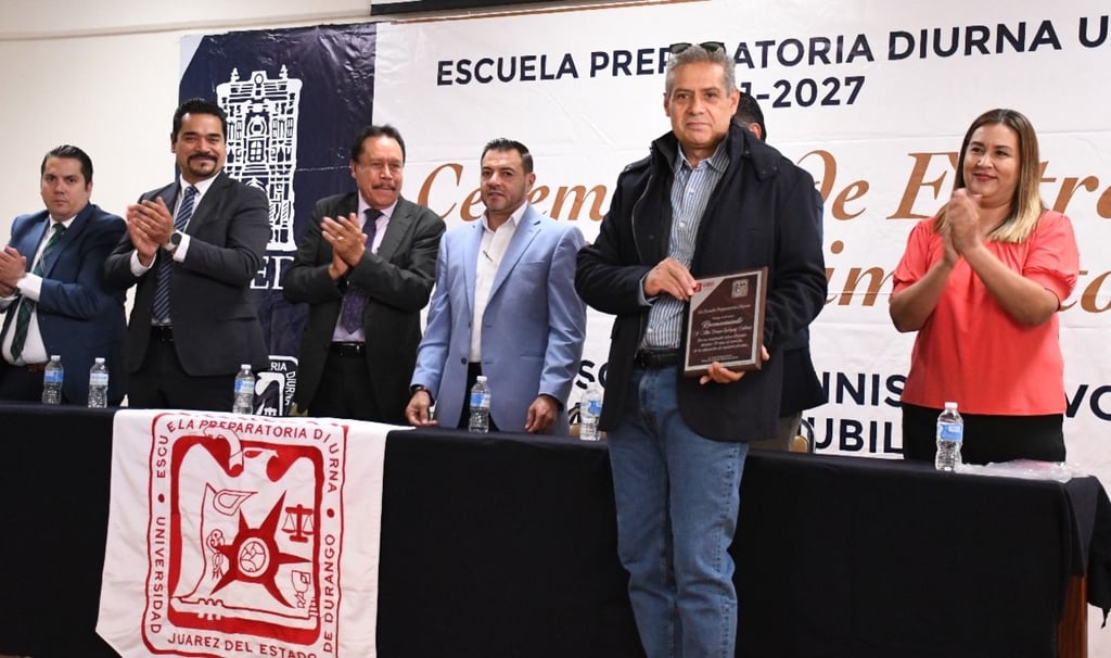 Reconocen a catedráticos y trabajadores jubilados de la Preparatoria Diurna de la UJED.