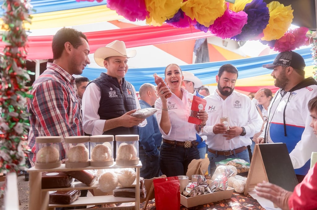 Familiar. Esteban y Marisol disfrutaron junto a cientos de duranguenses los diferentes atractivos en el recinto ferial que culminaron con el concierto de los Huracanes del Norte.