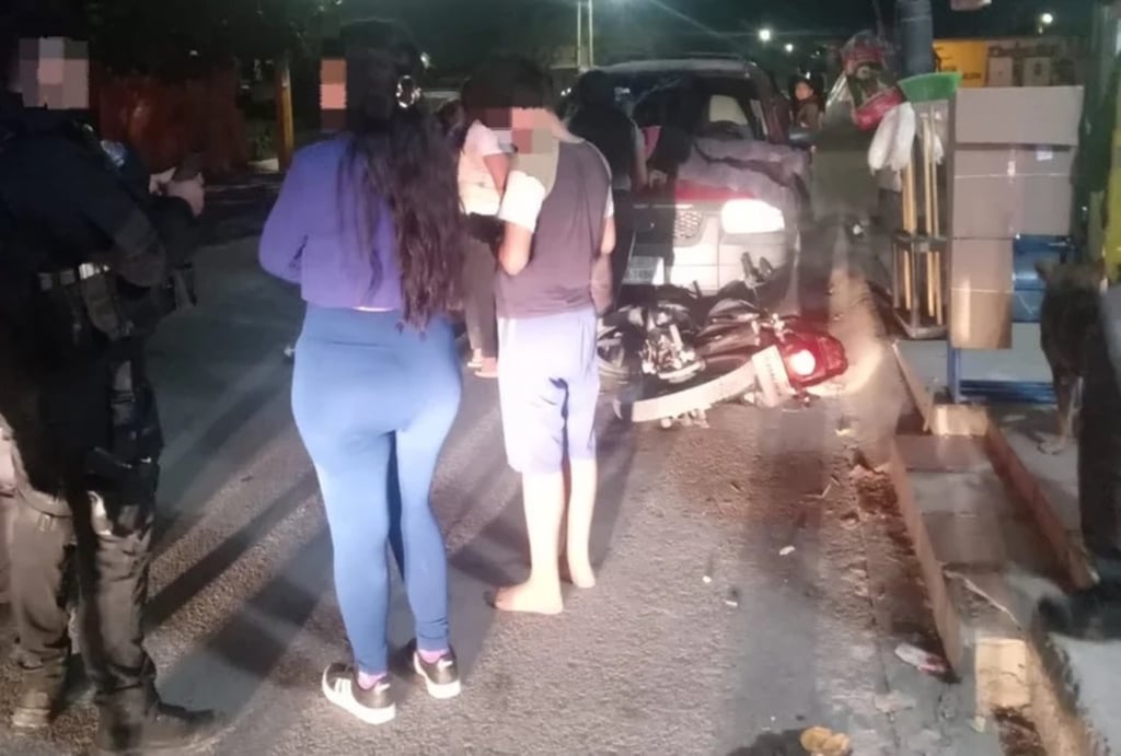 Situación. Joven motociclista se impacta contra camioneta estacionada, en Gómez Palacio.