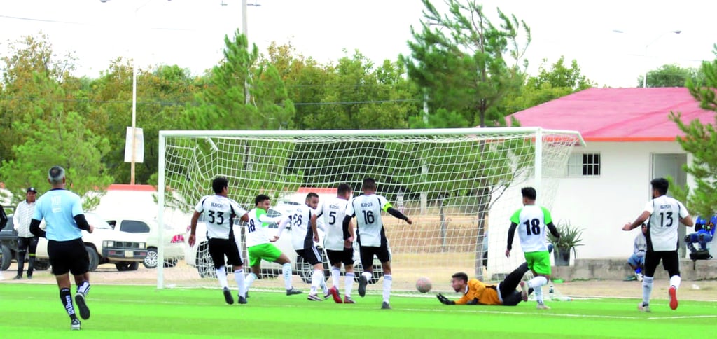 Goleada. El Trébol FC goleó al líder de la Liga Benito Juárez, el IEDSA, 5-2.