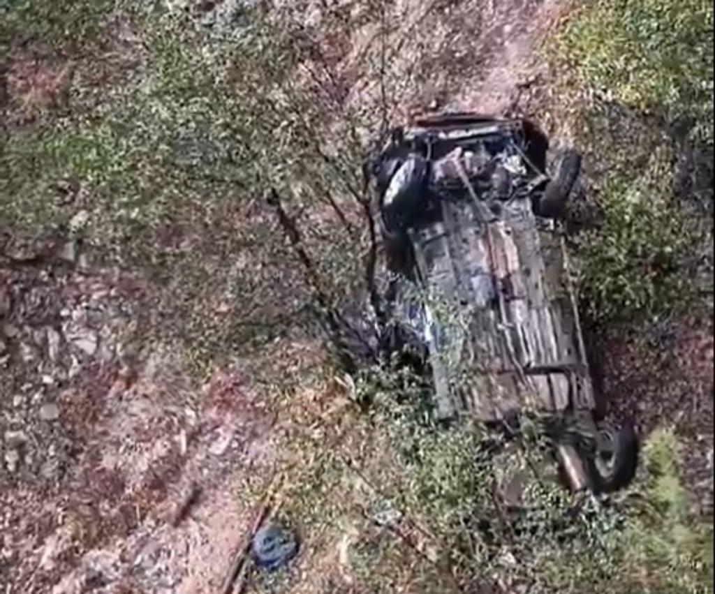 Accidente. Aarón Amador y dos hombres más salieron vivos de una volcadura por la carretera a Mazatlán.