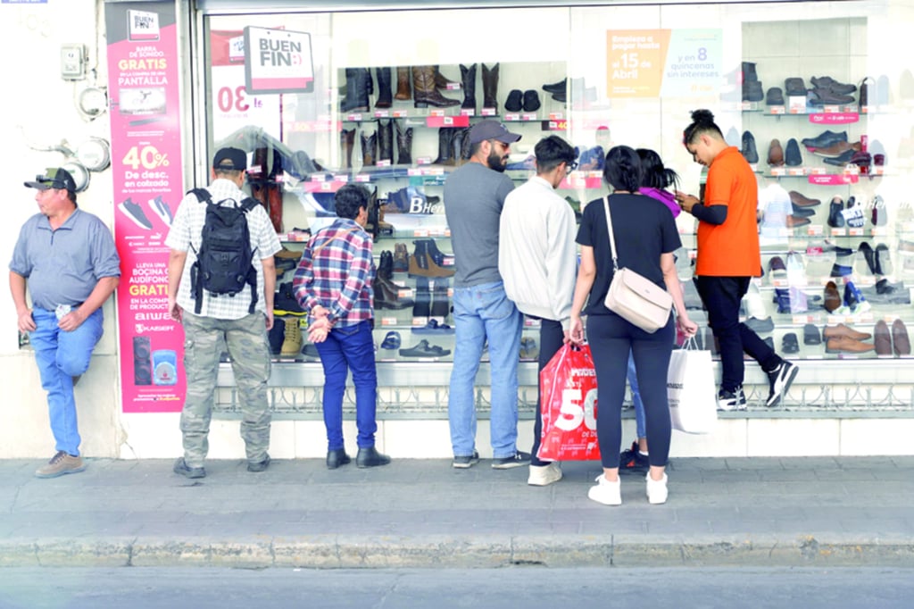 Recorrido. Muchas personas salieron a hacer sus compras durante el Buen Fin. 