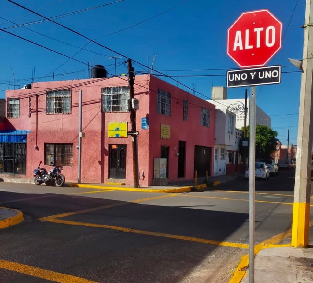 Cruceros. Como alternativa para disminuir accidentes, se están aplicando pasos de Alto, uno y uno.