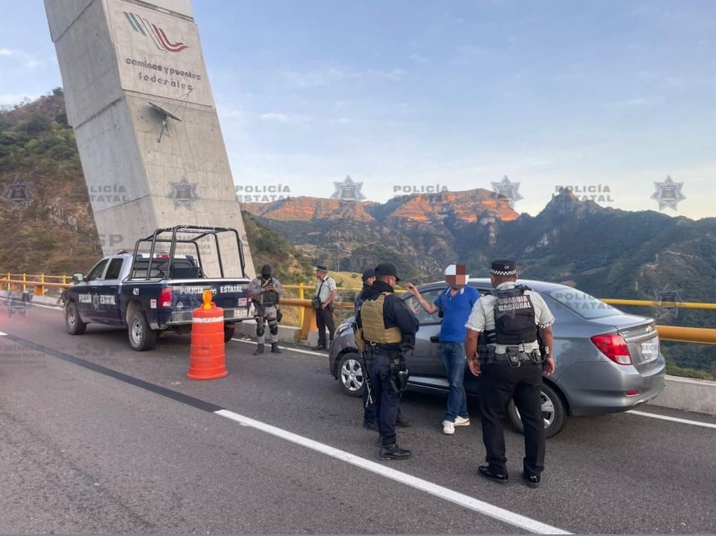 Hecho. Lograron evitar una extorsión cuando un conductor de un Uber se dirigía a Mazatlán y pidió apoyo a la Policía Estatal.