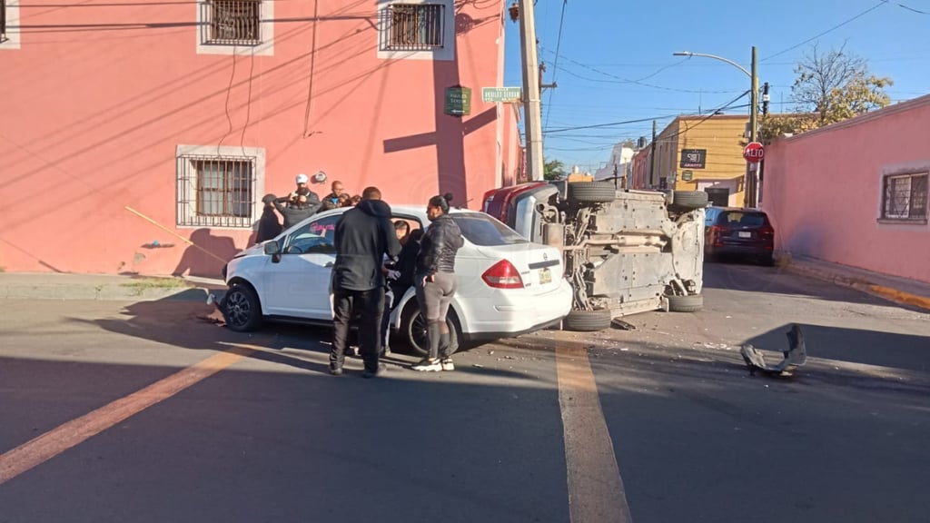 Vuelca camioneta tras chocar con un vehículo en Zona Centro de Durango