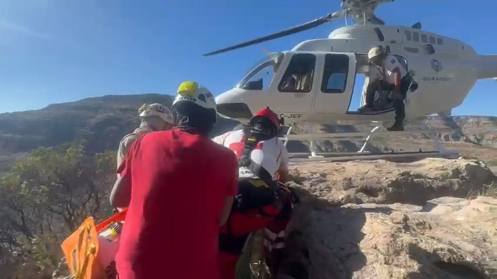 Acción. Escuadrones de rescate vertical y Aeromédico de Durango se activaron para rescatar a una mujer que cayó en el Mirador de Ventanas.