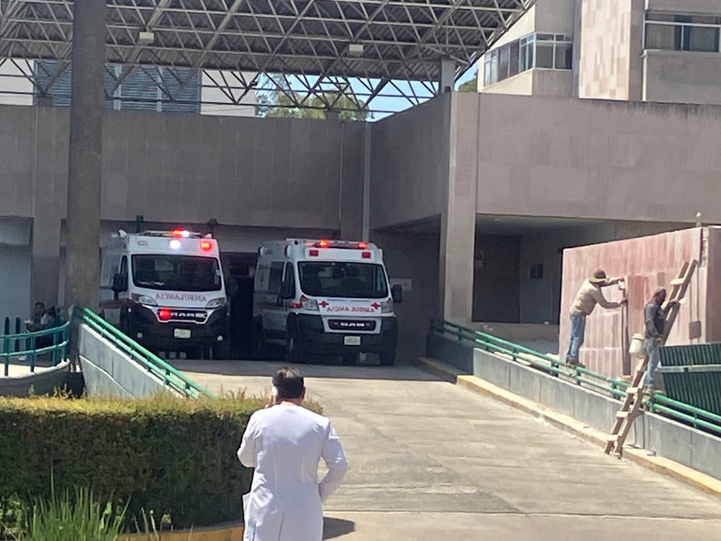 Cuidado.  Un hombre de 59 años es atendido en el IMSS después de que cayó de su motoneta y se golpeó la cabeza.