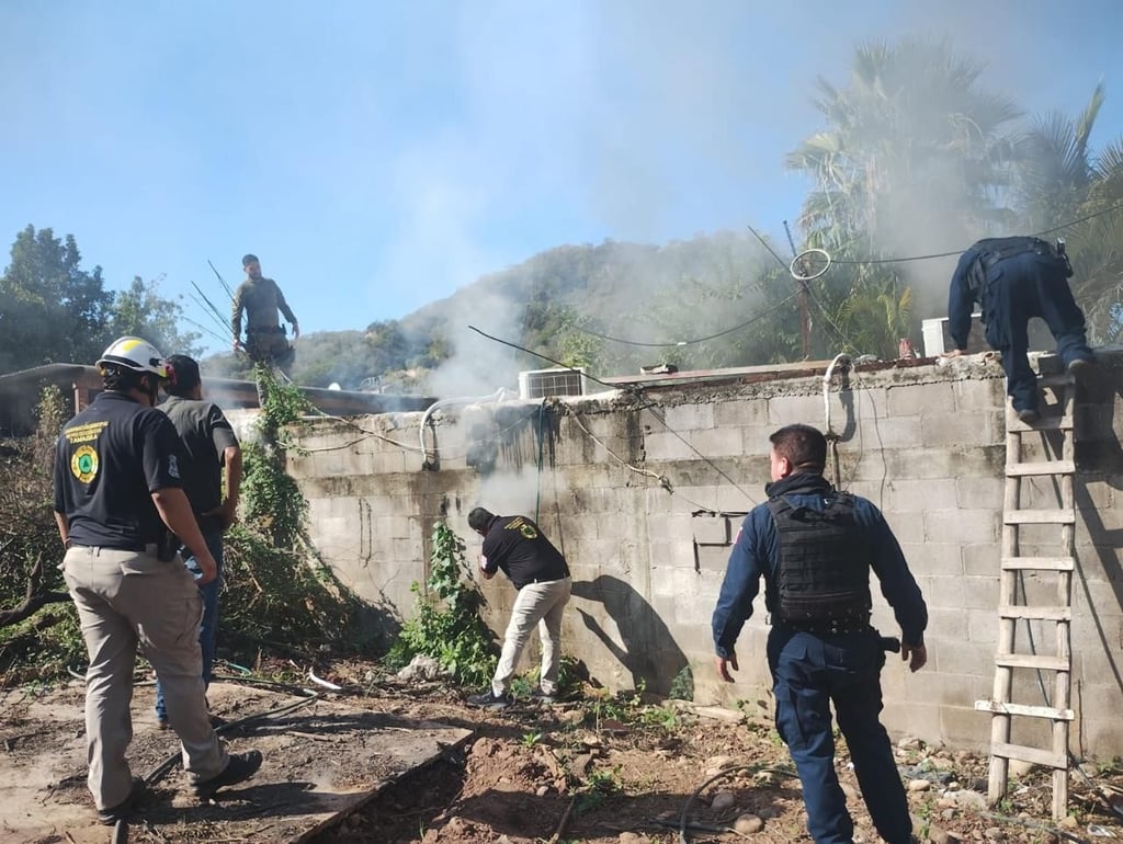 Trabajo. Salvaron estatales a una madre de familia de un incendio de su vivienda en Tamazula.