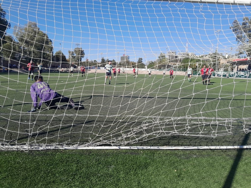 Doblete. Ërik Cruz, delantero de los Lobazos Romero Ciprés, anotó un doblete ante los Diablos Rojos de la UJED, en la Liga Durango de Futbol para Veteranos.