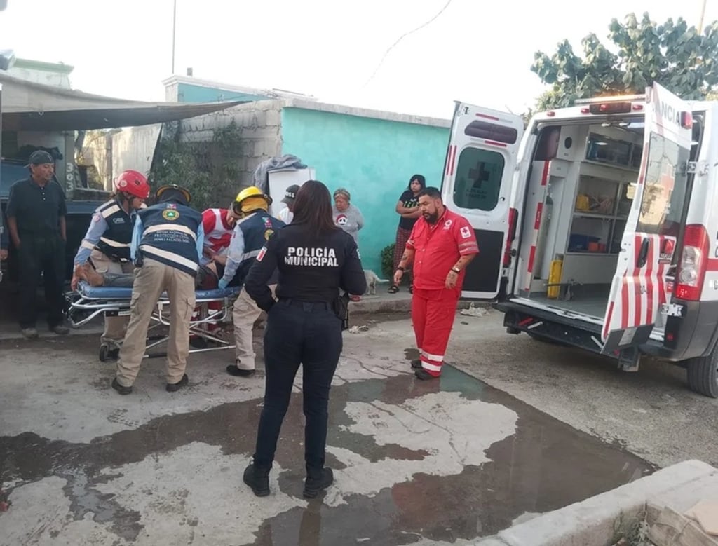 Trabajo. Un vecino rescató a un hombre de casa en llamas en Gómez Palacio.El personal del Departamento de Bomberos de inmediato procedió a combatir las llamas