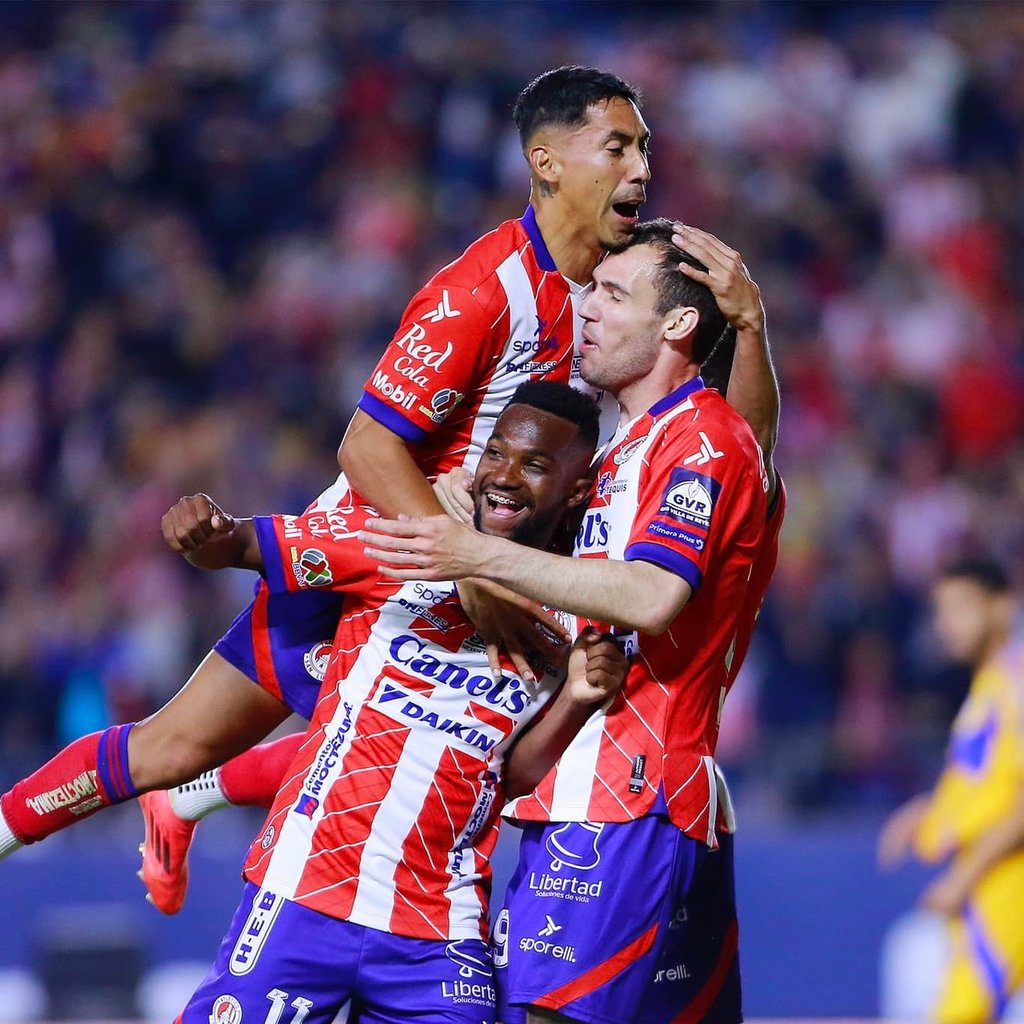 Goleada. El San Luis del entrenador español Domenec Torrent goleó este jueves por 3-0 al Tigres UANL y quedó con todo a favor para clasificarse a la semifinal del Apertura del futbol mexicano.