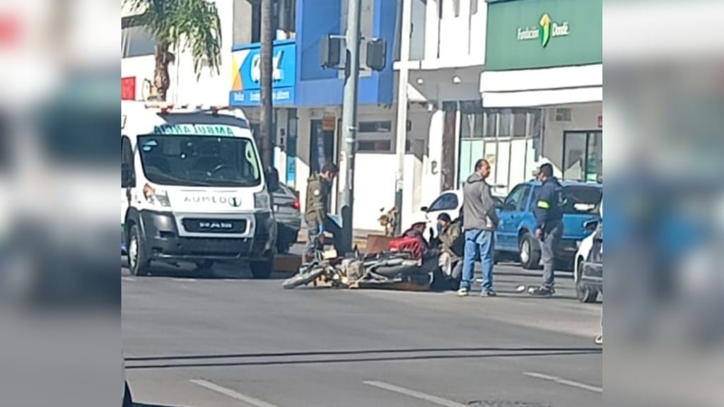 Motociclista resulta lesionado en choque con un vehículo en avenida 20 de Noviembre