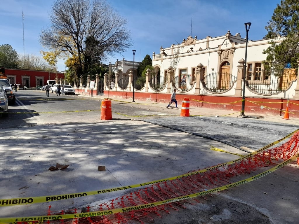 Victoria. Por cierre de calles, se dio la alternativa de circular en lado contrario en Francisco I. Madero, entre Pino Suárez y Baca Ortiz.