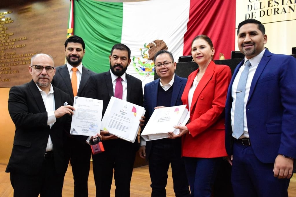 Protocolo. El secretario de Finanzas y Administración, Franklin Corlay Aguilar, presentó estas iniciativas ante integrantes de la Septuagésima Legislatura.