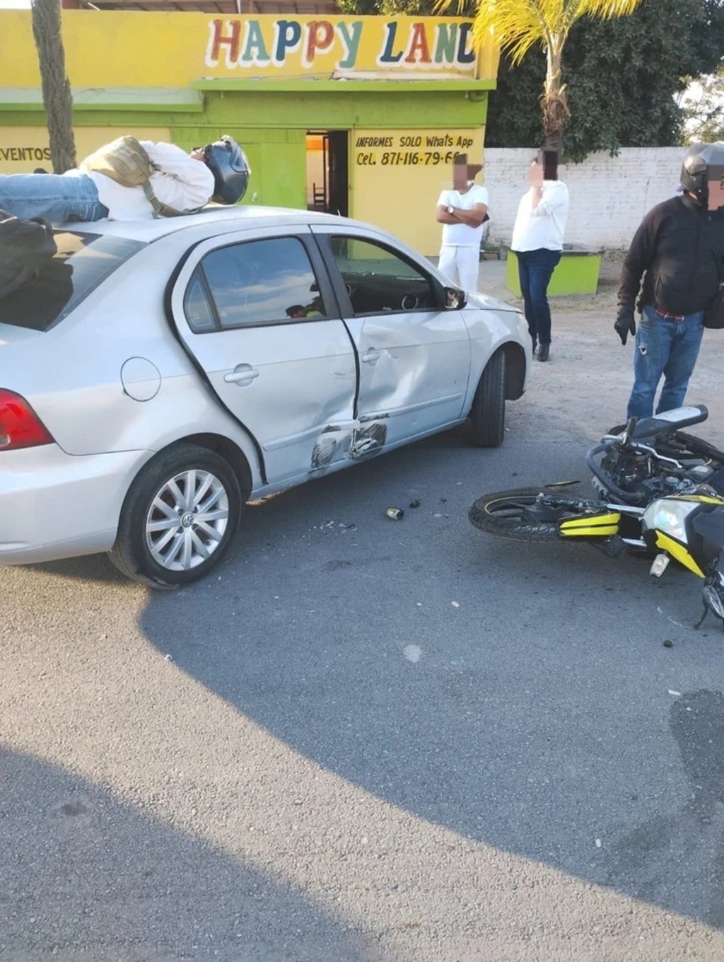 Detalles. Un motociclista terminó sobre el toldo de un auto tras un accidente en Gómez Palacio. El vehículo le cortó la circulación al motociclista.