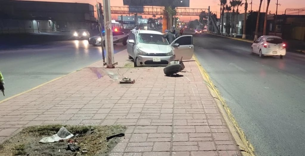 Choque. Una conductora perdió el control y se subió al camellón frente a la Central de Abastos.