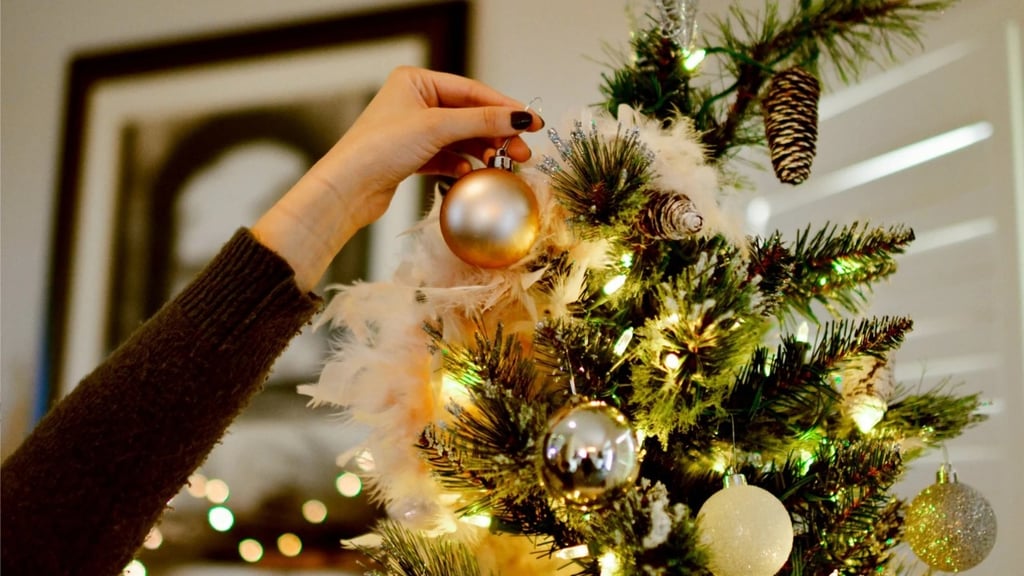 Temporada. Instalar el árbol es la primer parada para comenzar con los festejos de la temporada decembrina.