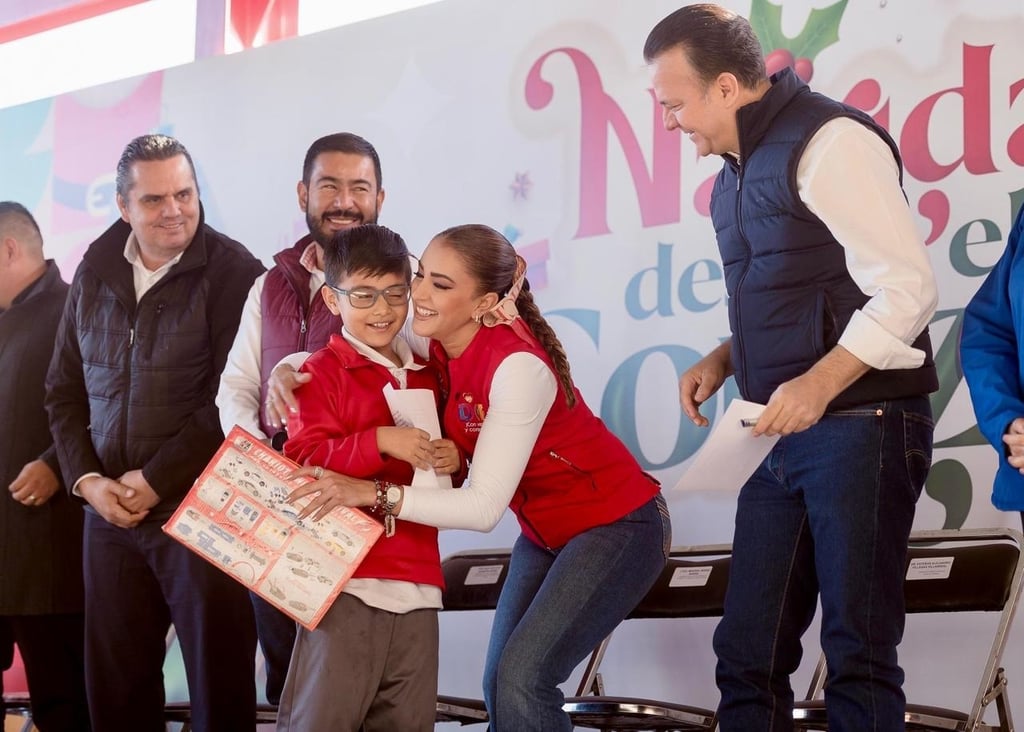 Punto de arranque. Marisol Rosso Rivera, presidenta del DIF Estatal, y el gobernador Esteban Villegas Villarreal iniciaron el Operativo Navideño en la Primaria Solidaridad.