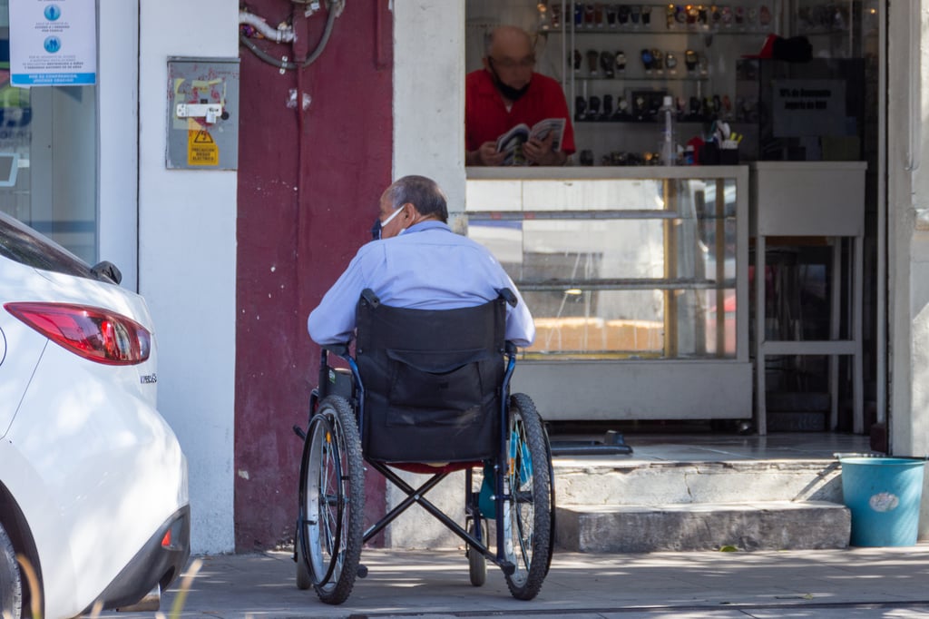 Comerciantes informales obstruyen rampas para personas con discapacidad: Canacope