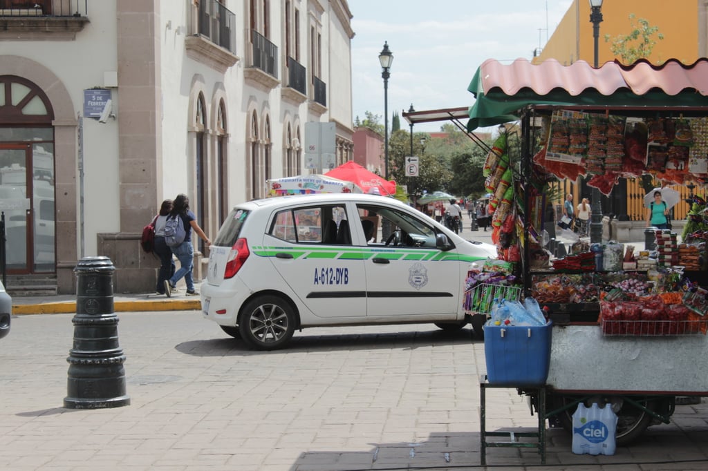 Mal estacionados. Son muchos los vehículos que suelen aparcar de manera incorrecta aprovechando su situación de transporte.