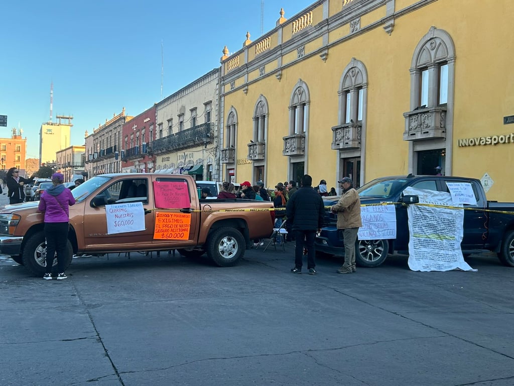 Acuerdan pago parcial con docentes jubilados, tras manifestación en Durango