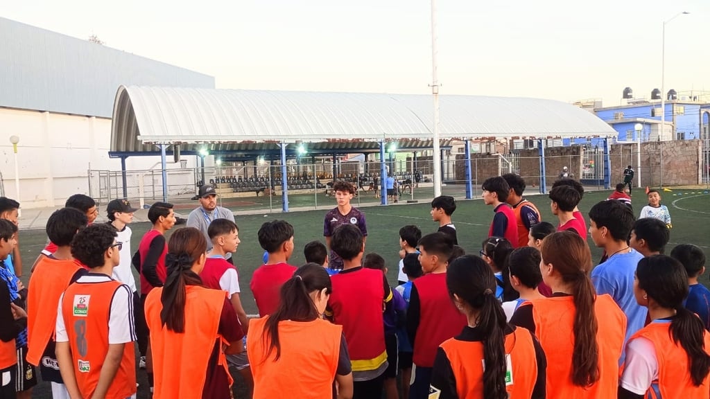 Experiencia. El joven duranguense, Edson Valles, visitó a sus compañeros de cantera y les compartió sus experiencias con la Sub15 de Nazatlán.