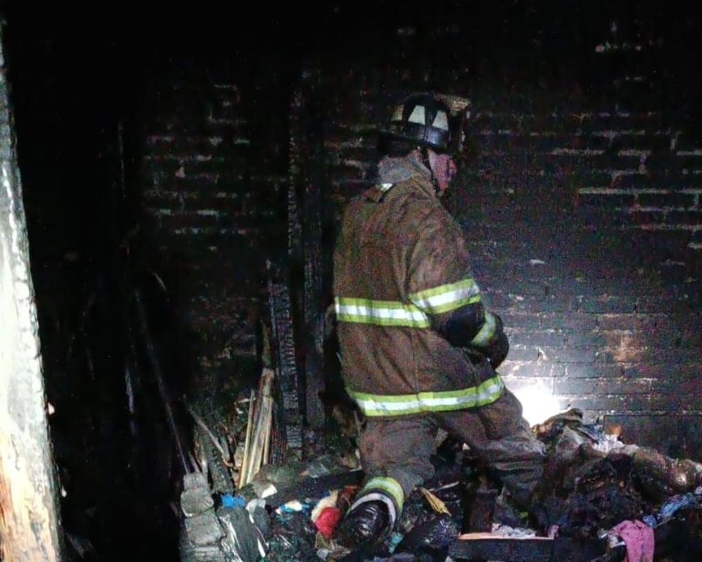 Un incendio a la medianoche en la colonia San José III consumió un cuarto y varias pertenencias.