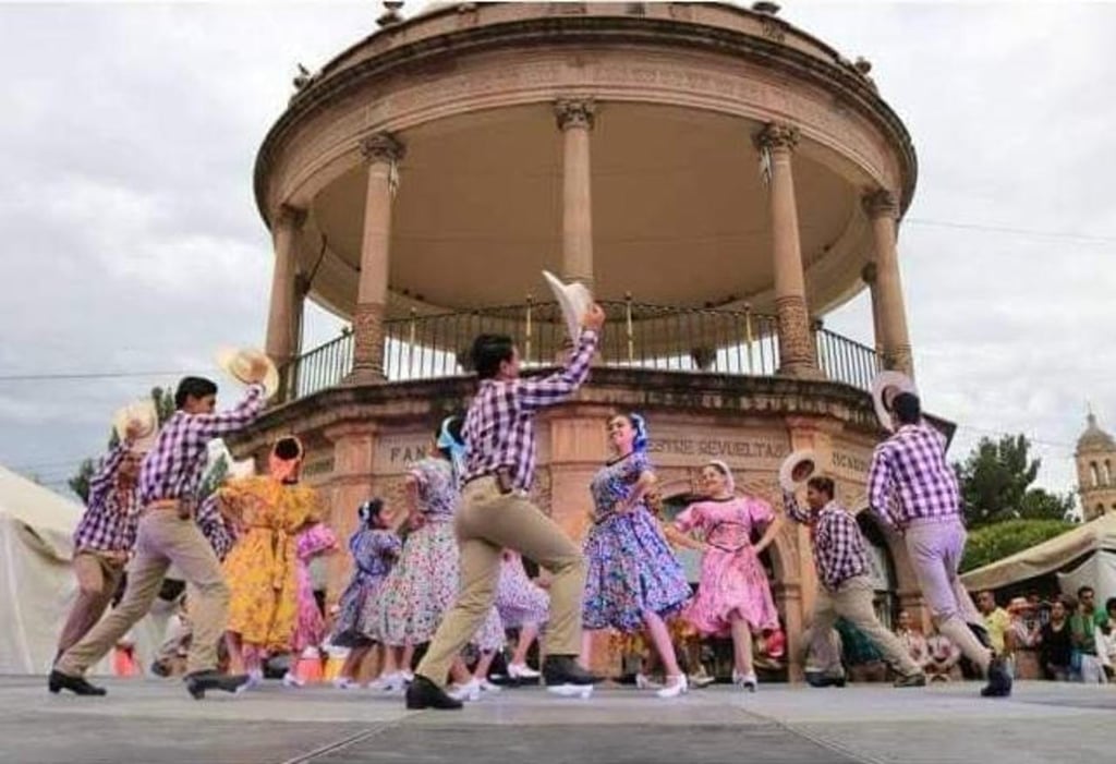 Maestro homenajeado, Juan Ernesto Jurado Osuna. Grupo Folclórico 'Movimiento Creativo'. Companía de danza 'Tierra Mestiza'. Delegación organizadora del LXXVIII Congreso Nacional de Danza Durango 2024.