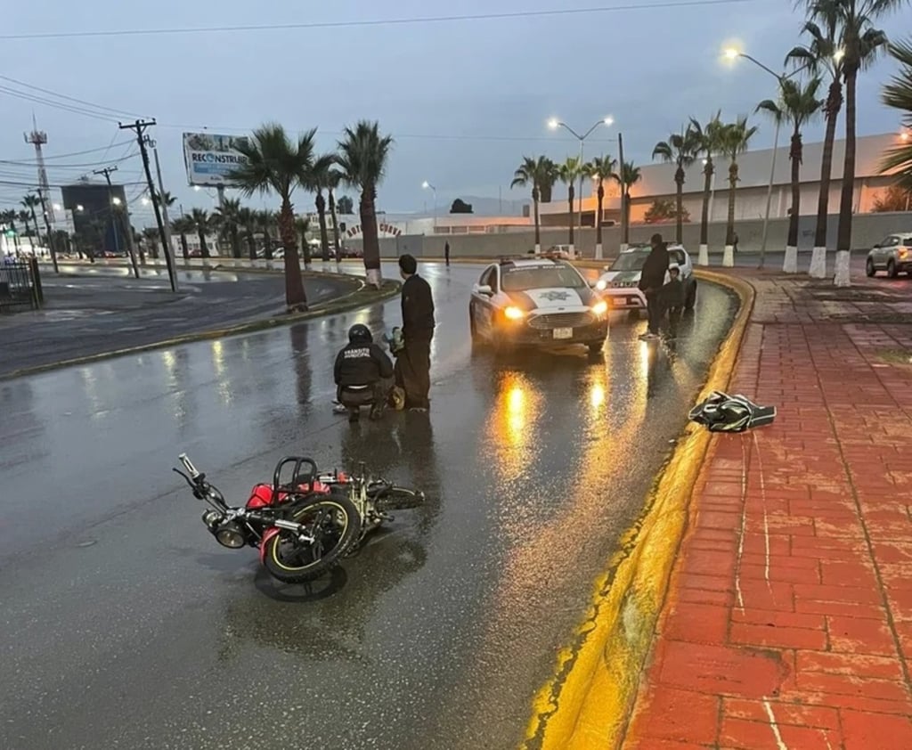 Hecho. Joven se lesionó al derrapar en su motocicleta frente a Central de Abastos de Gómez Palacio.