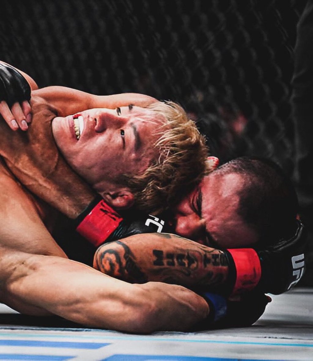 Amargo. El nipón llegó desde Rizin en busca del campeonato, pero Alexandre Pantoja le brindó un golpe de realidad en minutos.