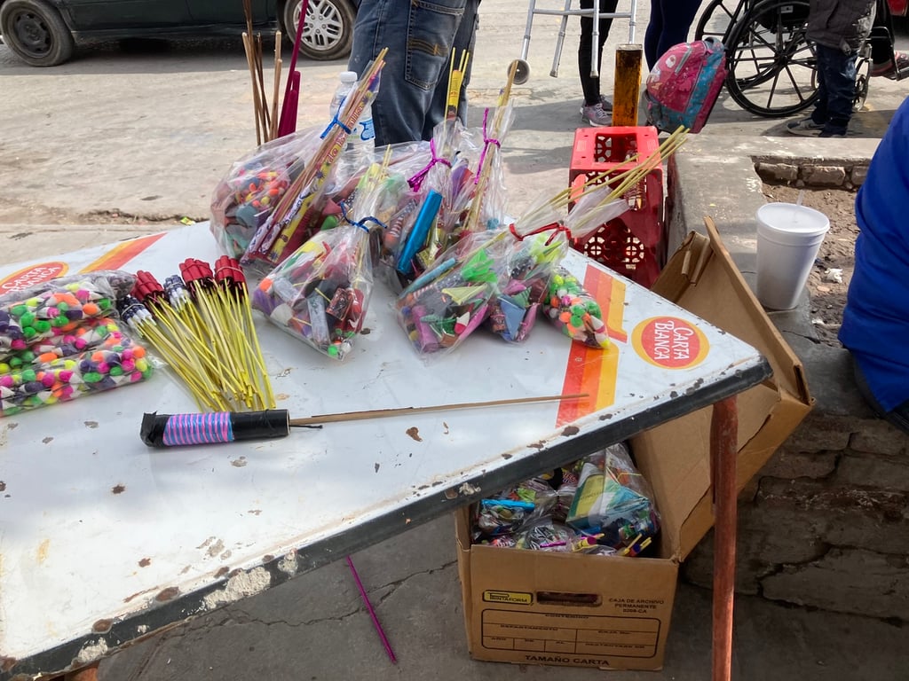 Evidente. En pleno Centro Histórico es posible encontrar comercios que venden paquetes de pirotecnia.