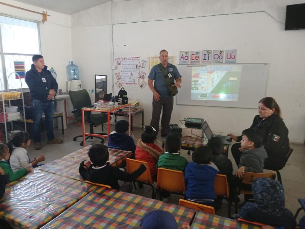 Alumnos de jardines de niños recibieron una lección sobre educación vial.