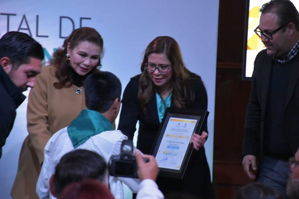 Reconocimiento. La Presidenta y consejeros de la CEDH reconocieron la labor de organizaciones de la sociedad civil y de quienes en lo individual pugnan por los DDHH.
