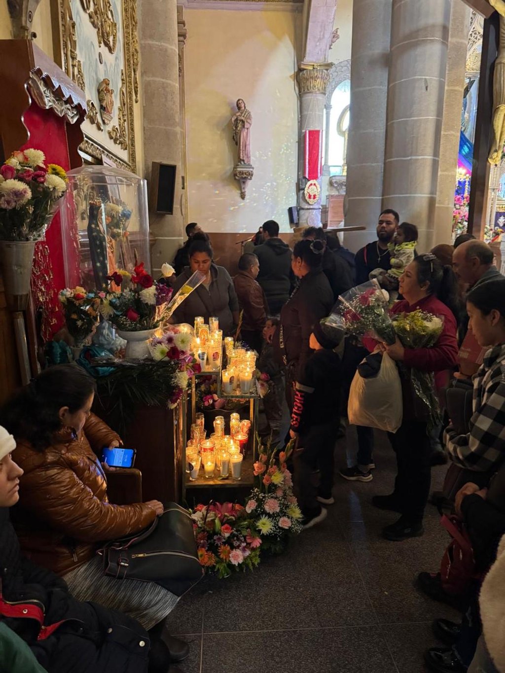 Fe. Familias completas acudieron con ofrendas, flores y veladoras, a la celebración.














