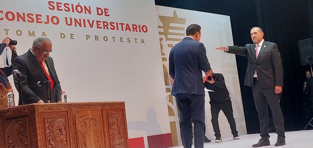 Protesta. El Consejo Universitario permitió que la toma de protesta se la hiciera el gobernador Esteban Villegas al nuevo rector Ramón García, mientras el ahora exrector revisaba sus documentos.