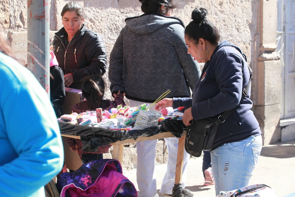 Venta. A pesar de las advertencias para las celebraciones navideñas, muchas familias aún acostumbran comprar este tipo de artefactos.