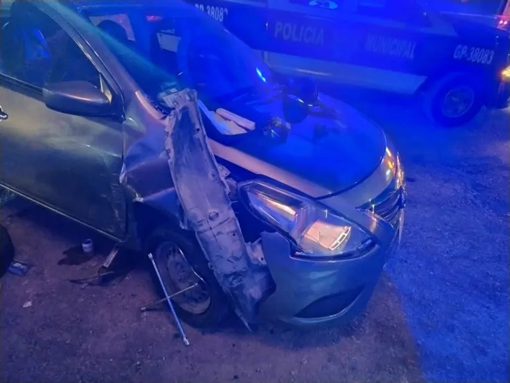 Colisión. Conductor se impacta contra poste en el Centro de Gómez Palacio.