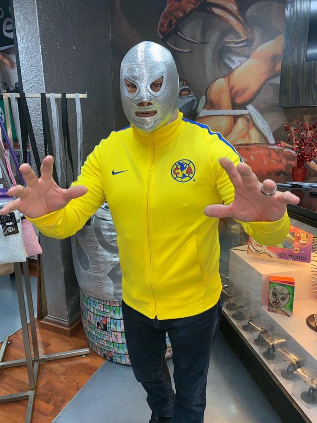Aficionado. El Hijo del Santo es aficionado de las Águilas del América desde niño.