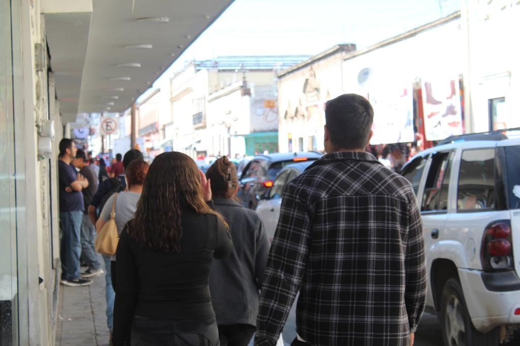 Población. Gran parte de las personas que andan caminando en la mancha urbana de Durango ya portan prendas de invierno, como es debido, y esto también se hace con el fin de no sufrir temas como hipotermias, también conocidas como golpe de frío.















