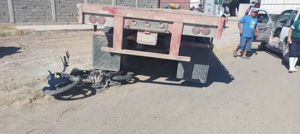 Percance. Un tráiler le corta la circulación a una joven motociclista en Gómez Palacio.