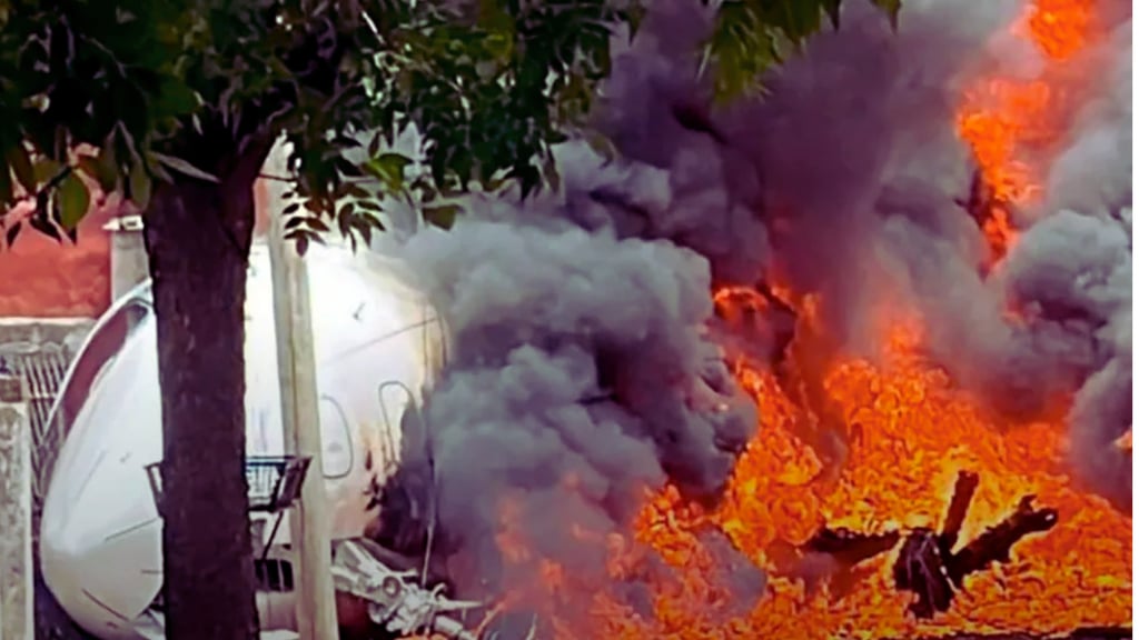 Avión privado explotó sobre casas en Barrio de Buenos Aires, Argentina