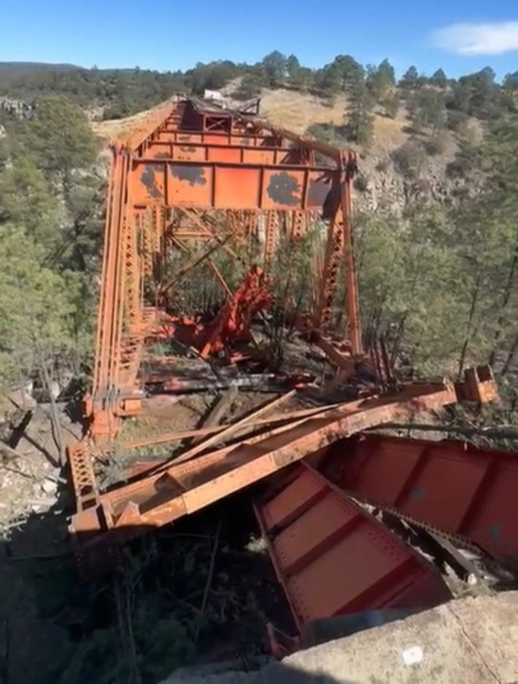 Afectación. El puente de Otinapa ya sufrió un fuerte daño a su estructura, misma que quisieron robarse.