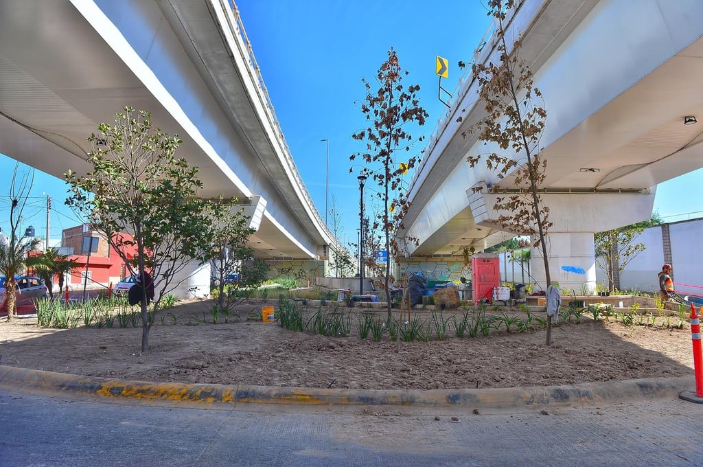 Detalles. Se ampliaron las áreas verdes, se instalaron andadores, jardineras y bancas perimetrales de concreto, creando un ambiente agradable y propicio para el esparcimiento.