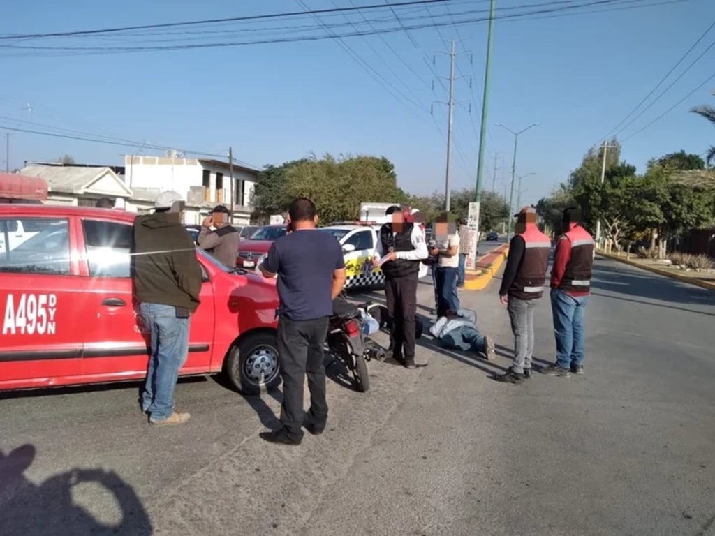 Situación. Dos lesionados dejó un accidente entre moto y taxi en Lerdo