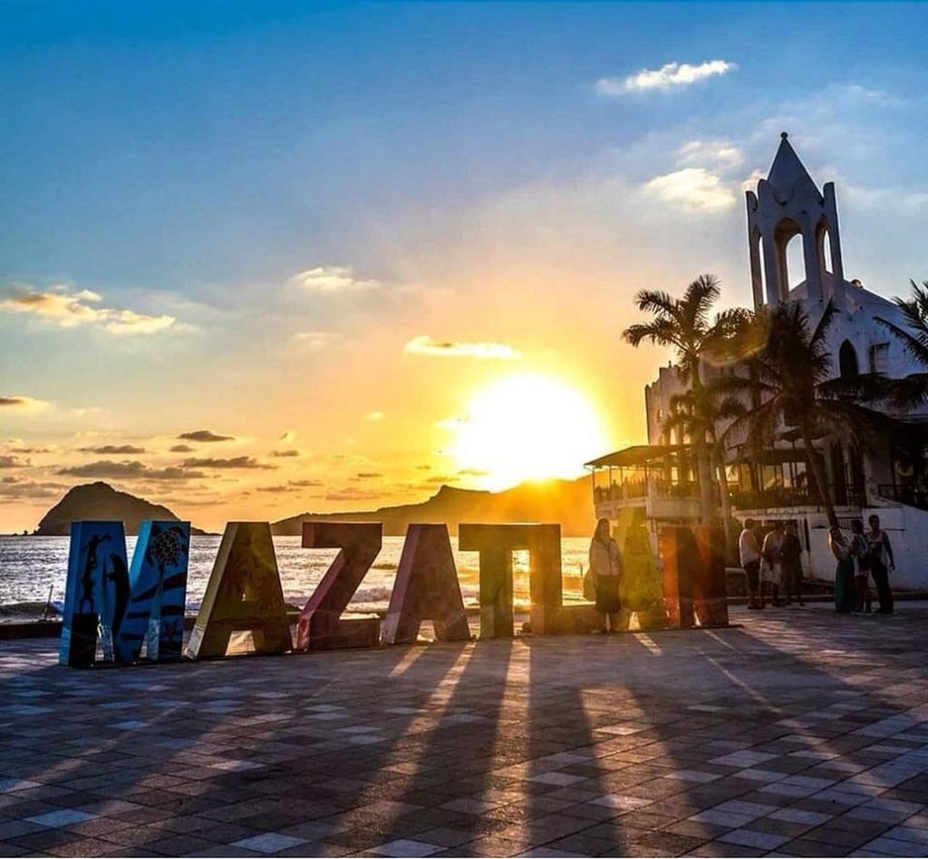 Vías. Siguen llegando turistas por barco y aire a Mazatlán y para los hoteleros es sinónimo de seguridad.