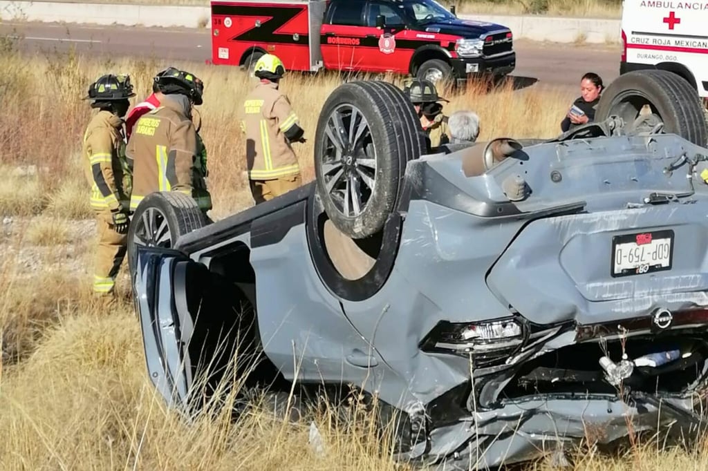 Adulto mayor queda ileso tras volcadura en carretera a Parral