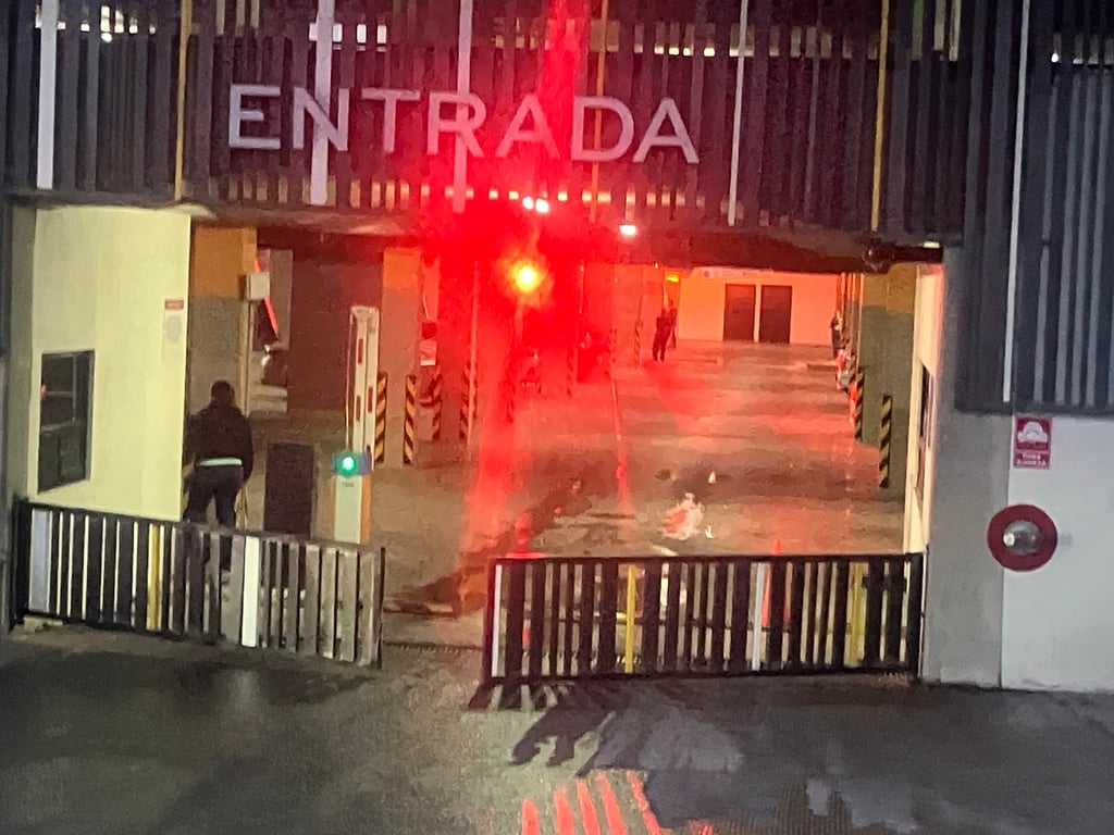 Episodio. Una mujer de 33 años de edad se desvaneció en el estacionamiento 2 de la Torre V1; al llegar los paramédicos ya no encontraron signos vitales en la fémina.