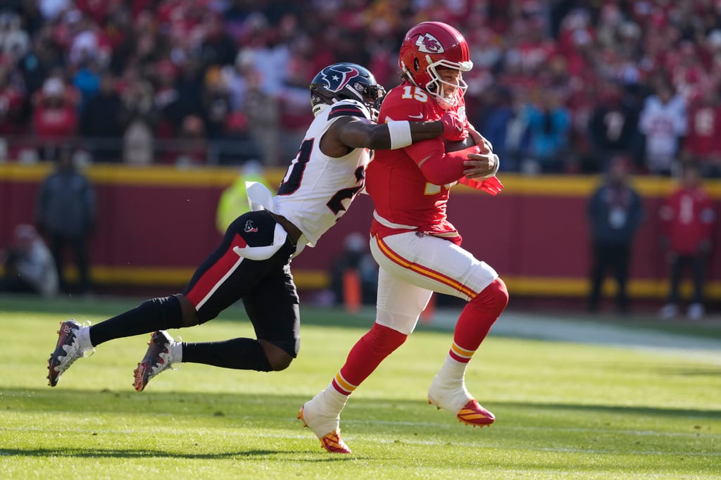 Dato.  Patrick Mahomes lanzó para 260 yardas y un touchdown, además de correr para anotar a pesar de tener un tobillo lesionado, y los Chiefs de Kansas City dieron cátedra.