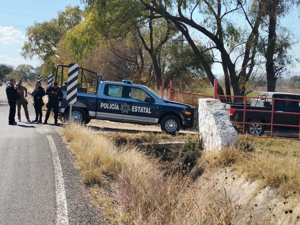 Detalles. Autoridades investigan el accidente en donde un motociclista perdió la vida en el fondo de un canal de riego.